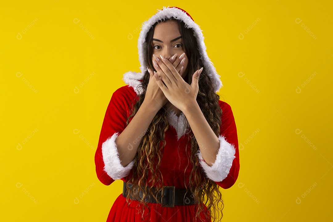 Jovem vestida de mamãe noel com mãos na boca