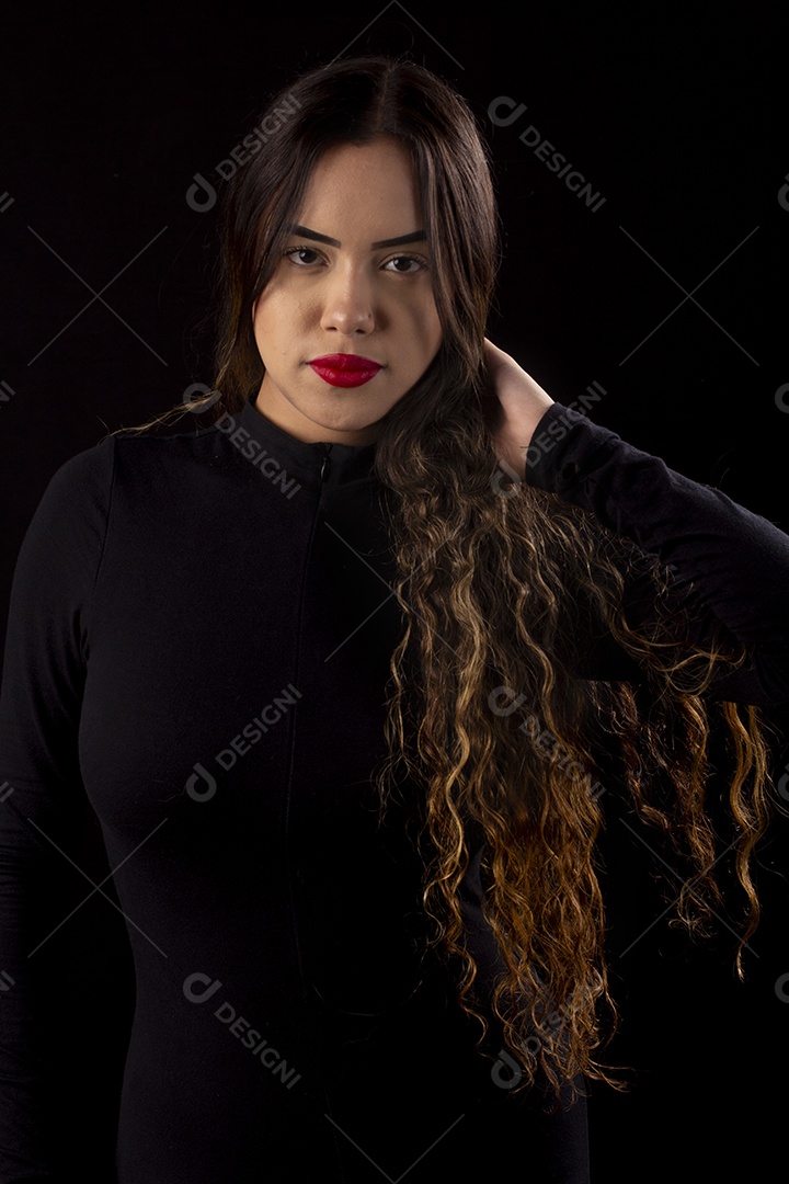 Garota linda posando para fotos em estúdio