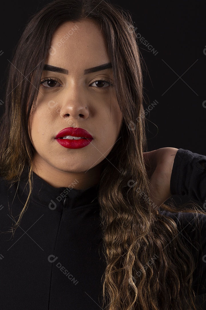 Garota bonita usando batom vermelho olhando seria