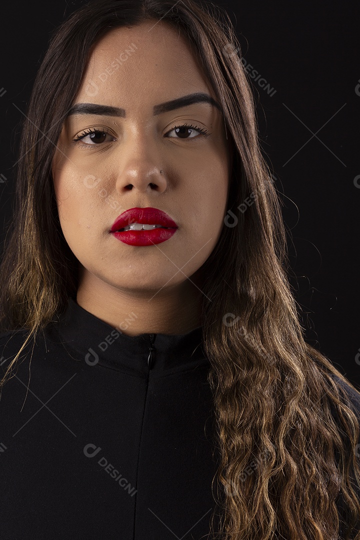 Garota bonita olhando seria usando batom vermelho