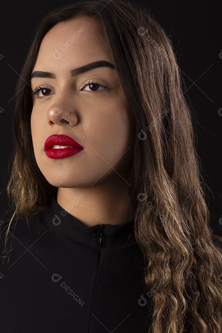 Garota linda seria com batom vermelho