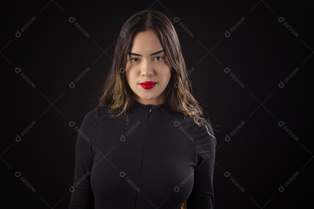 Garota seria usando batom vermelho estilosa e linda