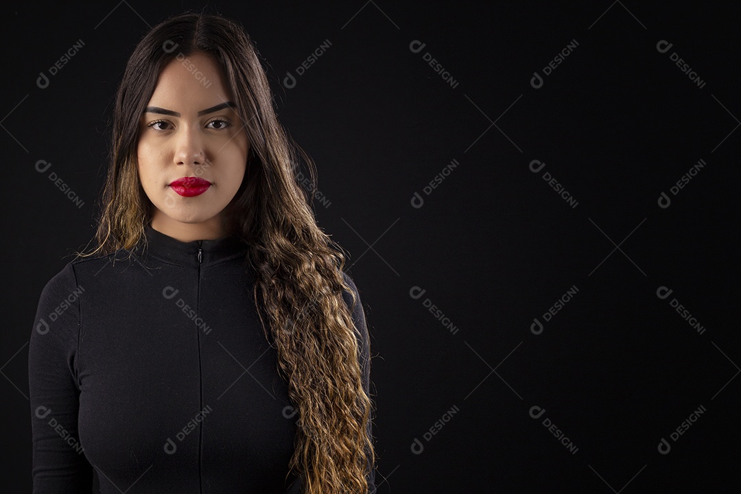 Garota linda usando batom vermelho fashion