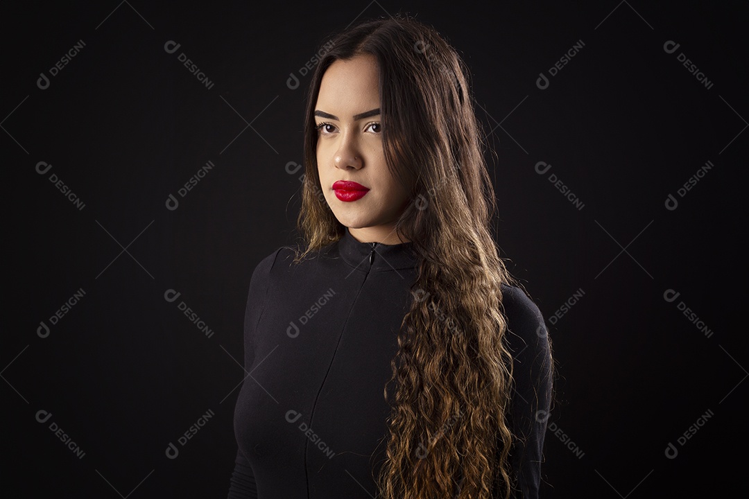 Linda jovem olhando para o lado