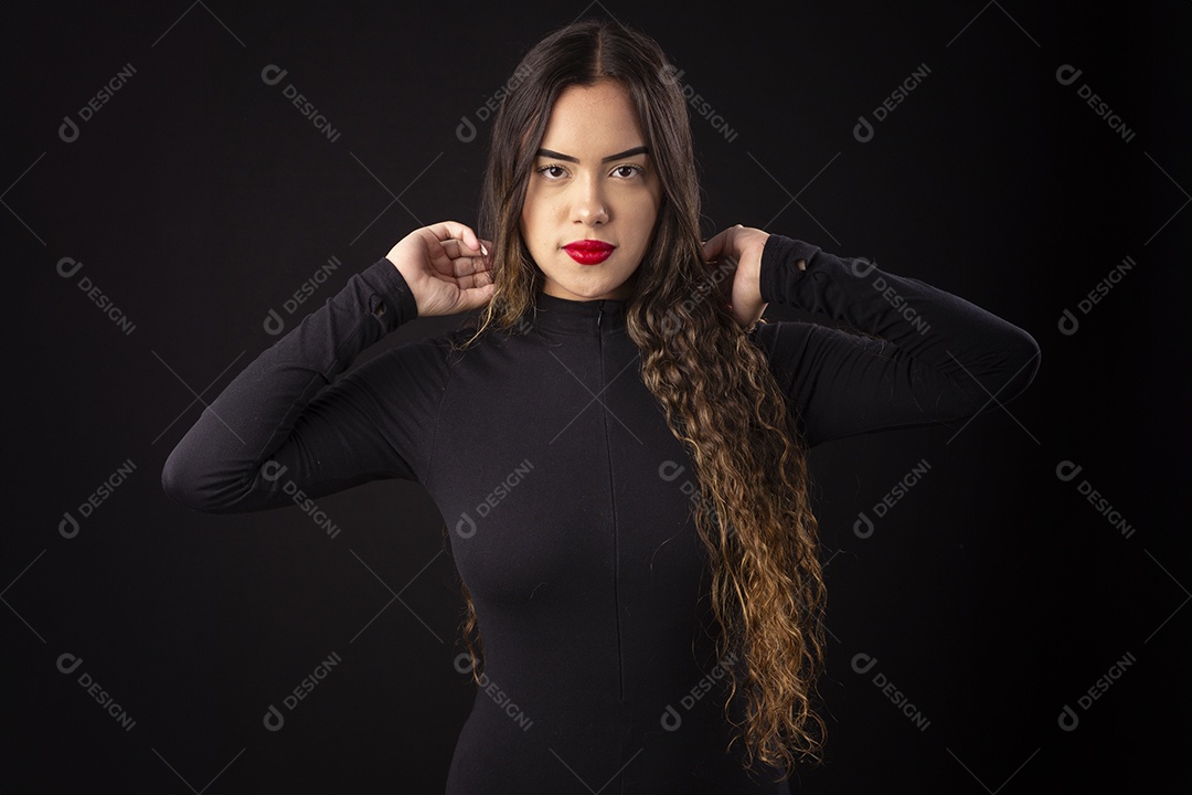 Linda jovem de cabelos longos e batom vermelho