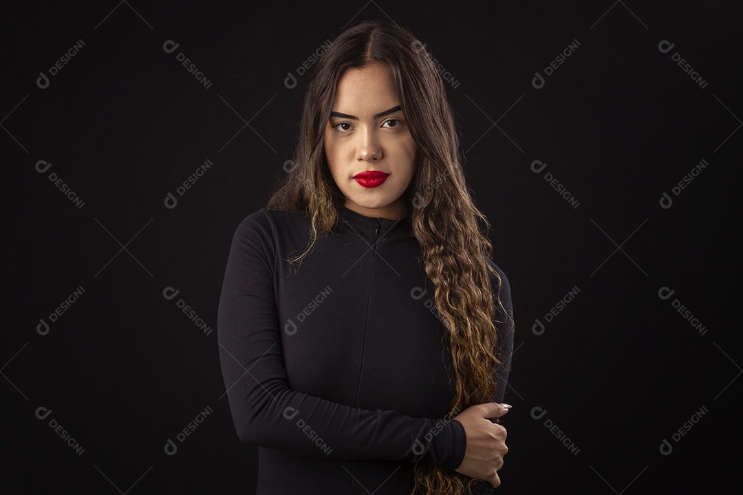 Linda garota de cabelos longos e batom vermelho