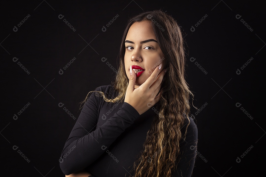 Linda garota com olhar sensual e mão na boca