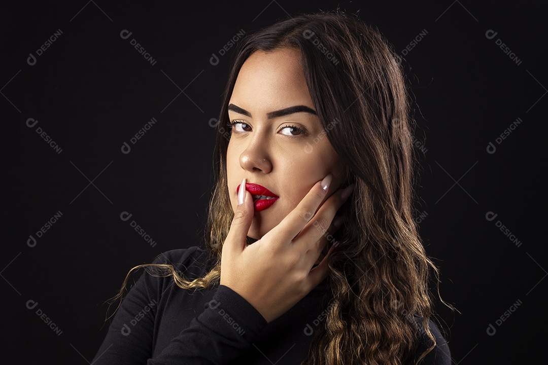 Menina linda com olhar sensual e mão boca