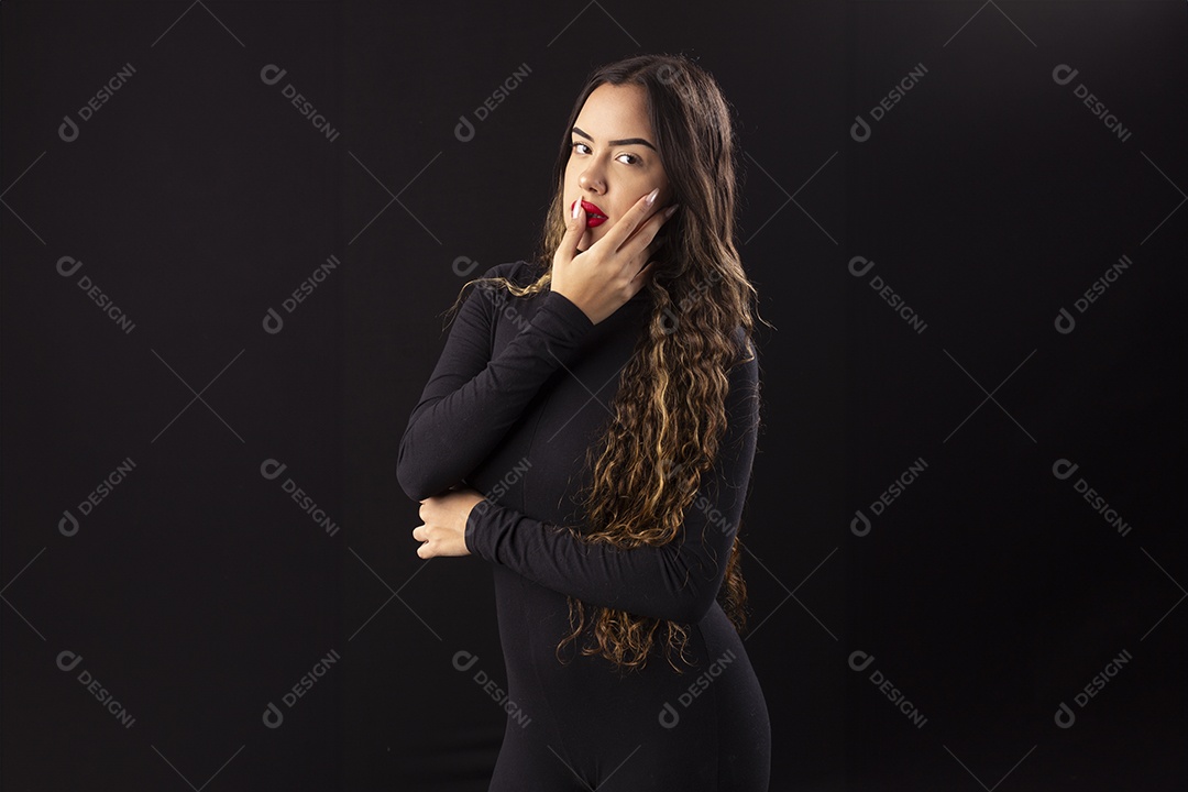 Linda jovem com mão na boca sensual