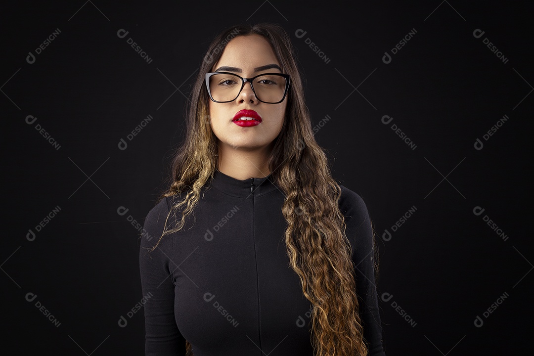 Menina linda usando roupa preta e óculos com batom fashion