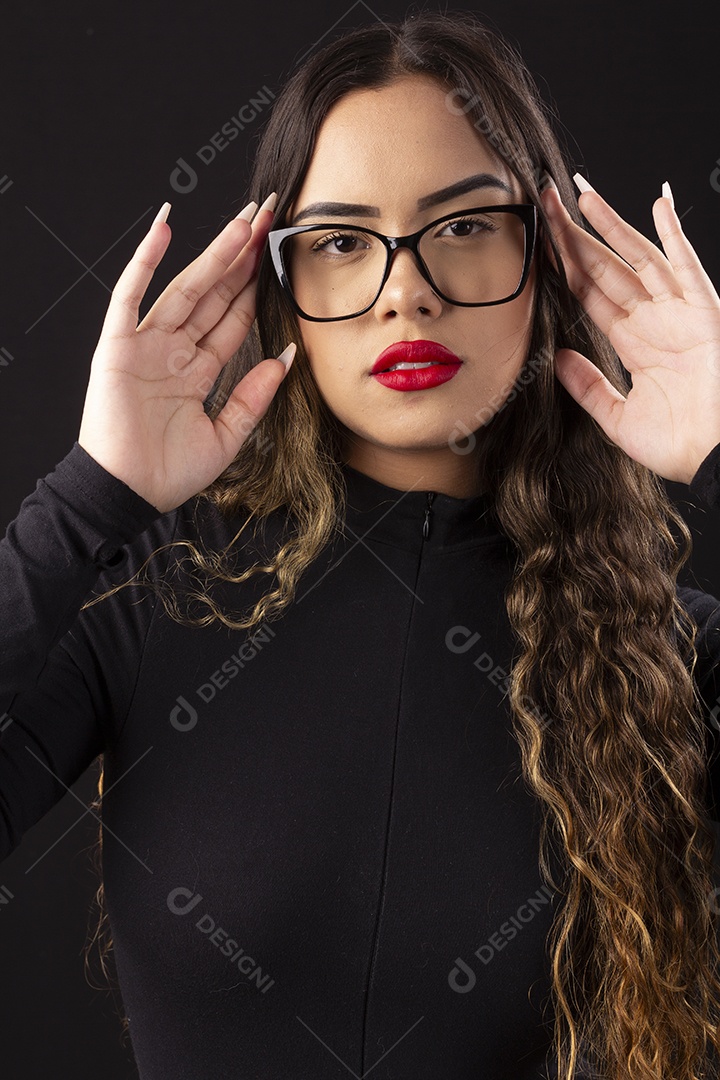 Linda menina com batom vermelho usando óculos