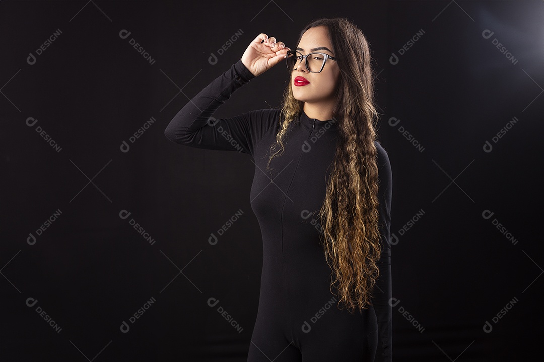 Menina linda de cabelos longos usando batom vermelho