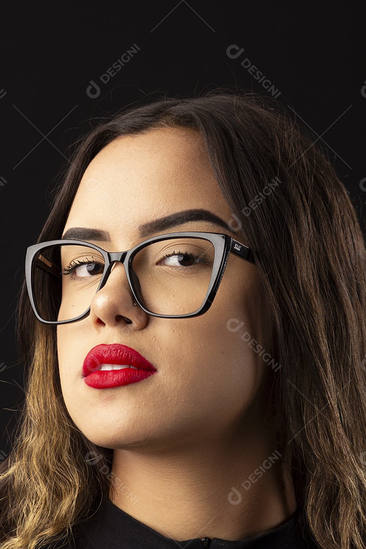 Linda menina seria usando óculos