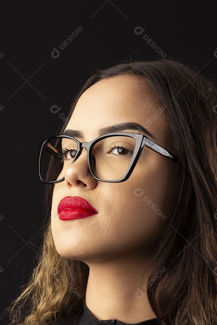 Jovem bonita usando óculos