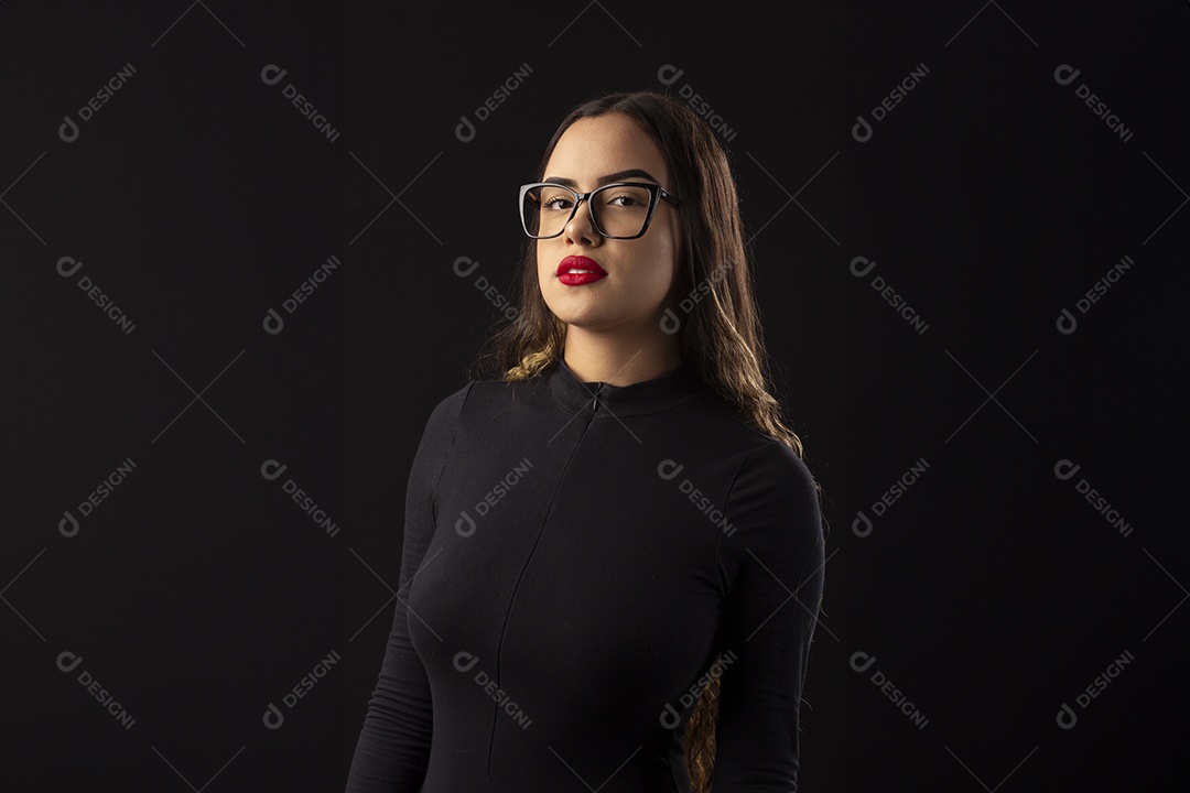 Garota linda usando óculos e feliz