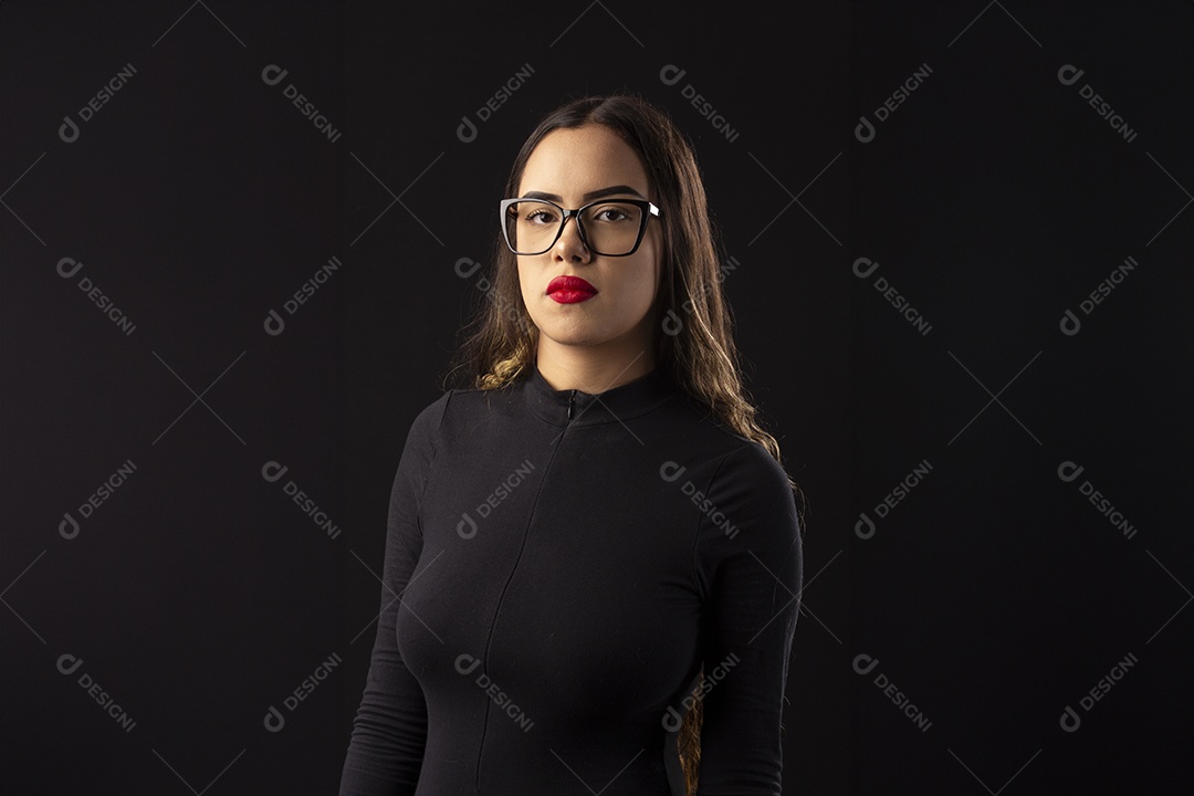 Garota bonita seria usando óculos e batom vermelho