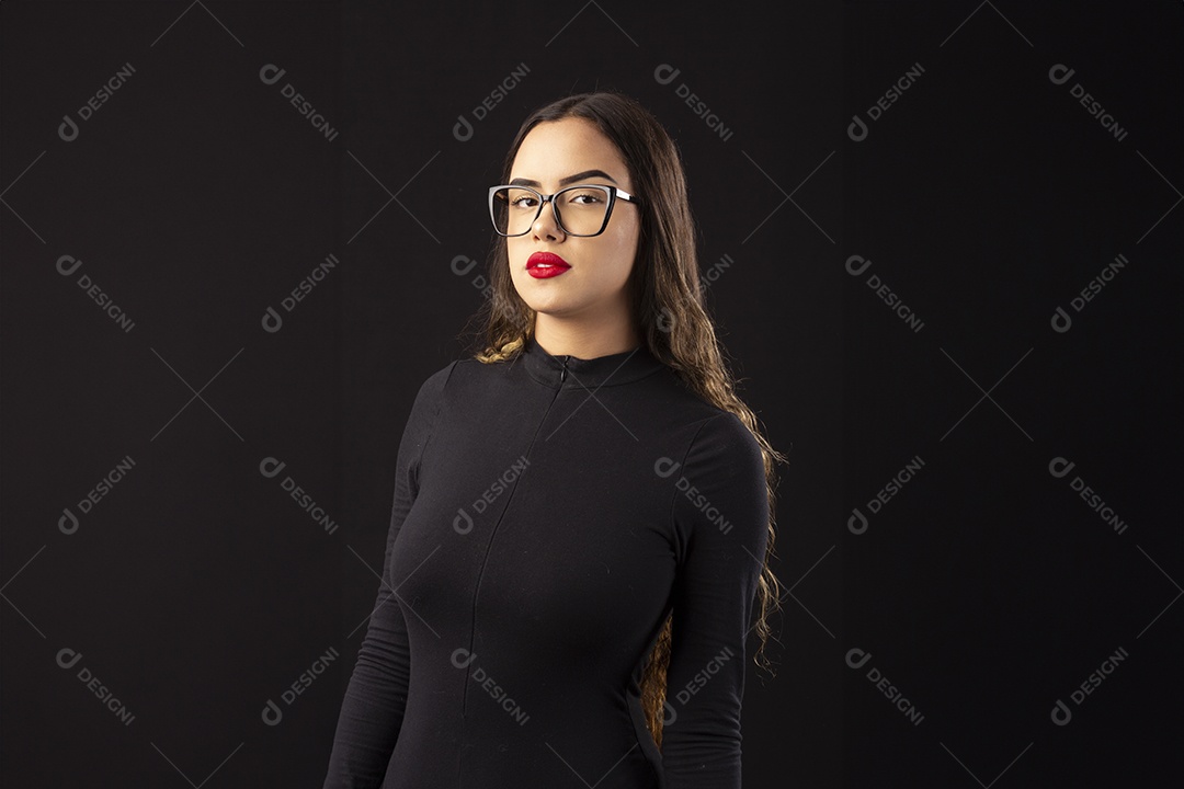 Linda menina usando óculos e batom vermelho