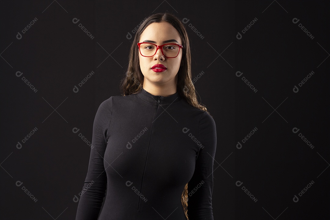 Jovem linda usando óculos vermelho bem fashion