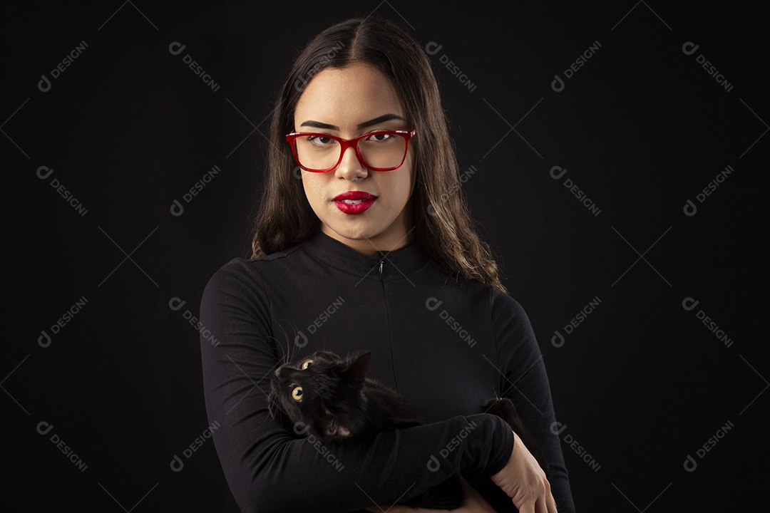 Garota linda usando óculos com seu gato de estimação