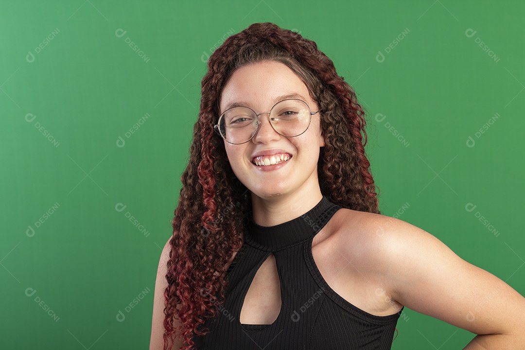 Menina sorrindo com mão na cintura