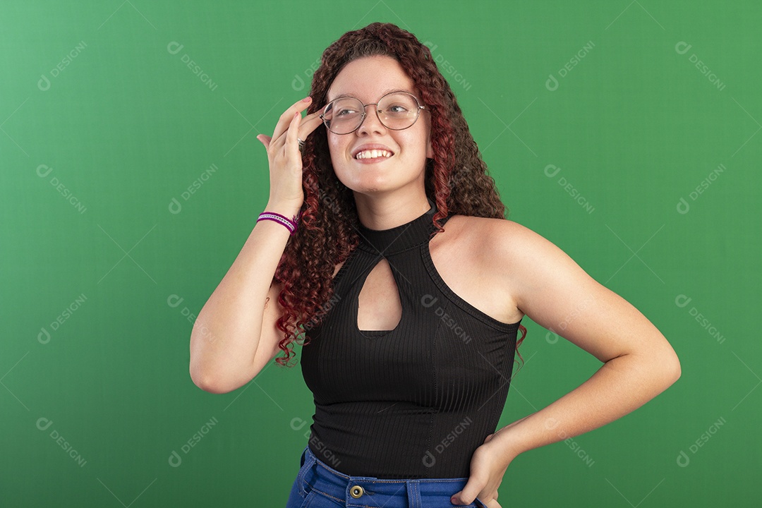 Menina com mãos no cabelo