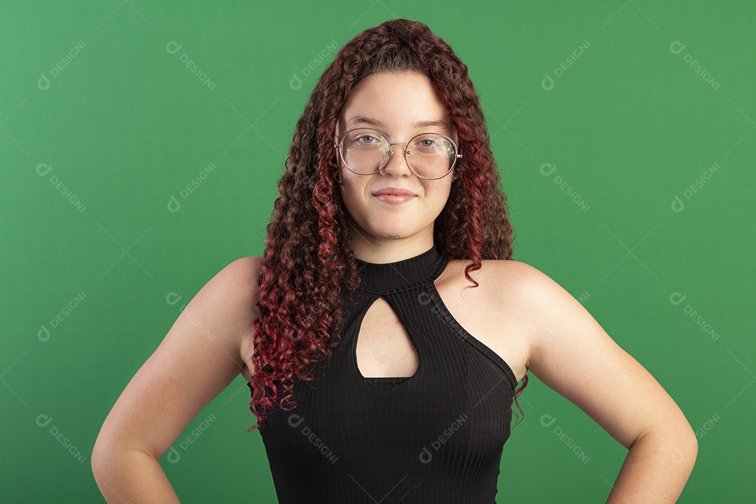 Menina contente com mãos na cintura