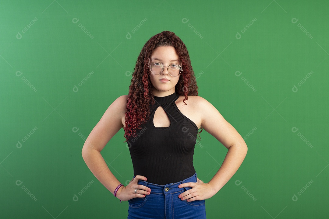Menina seria com mãos na cintura