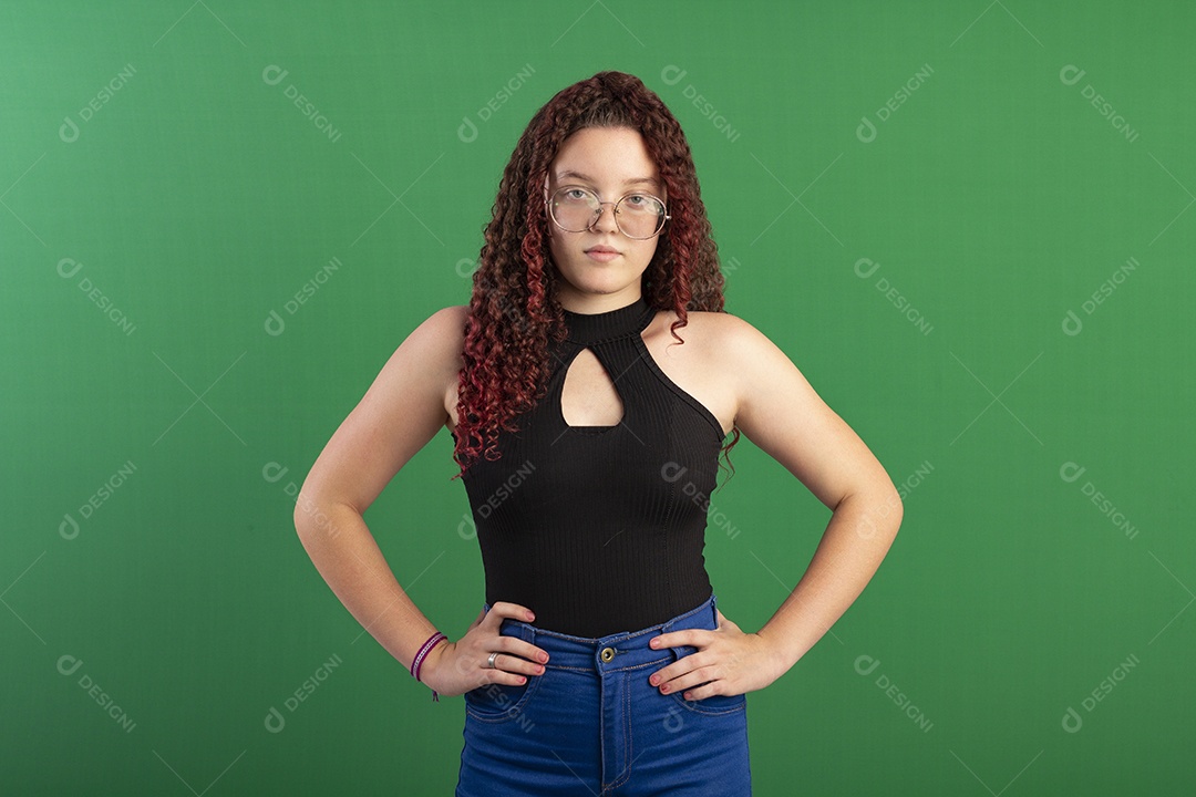 Menina seria com mãos na cintura