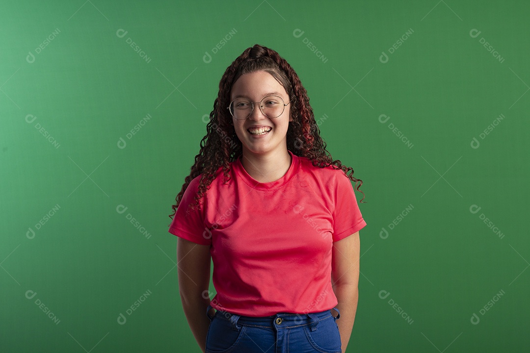 Menina feliz sorrindo olhando para o lado