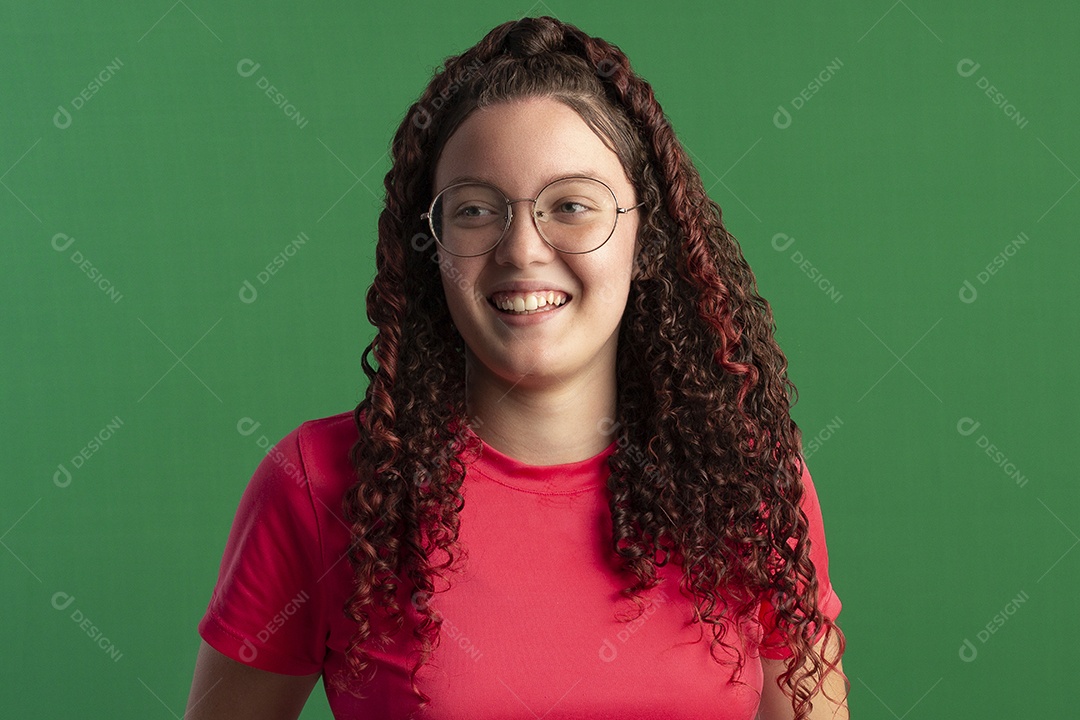 Menina feliz sorrindo olhando para o lado