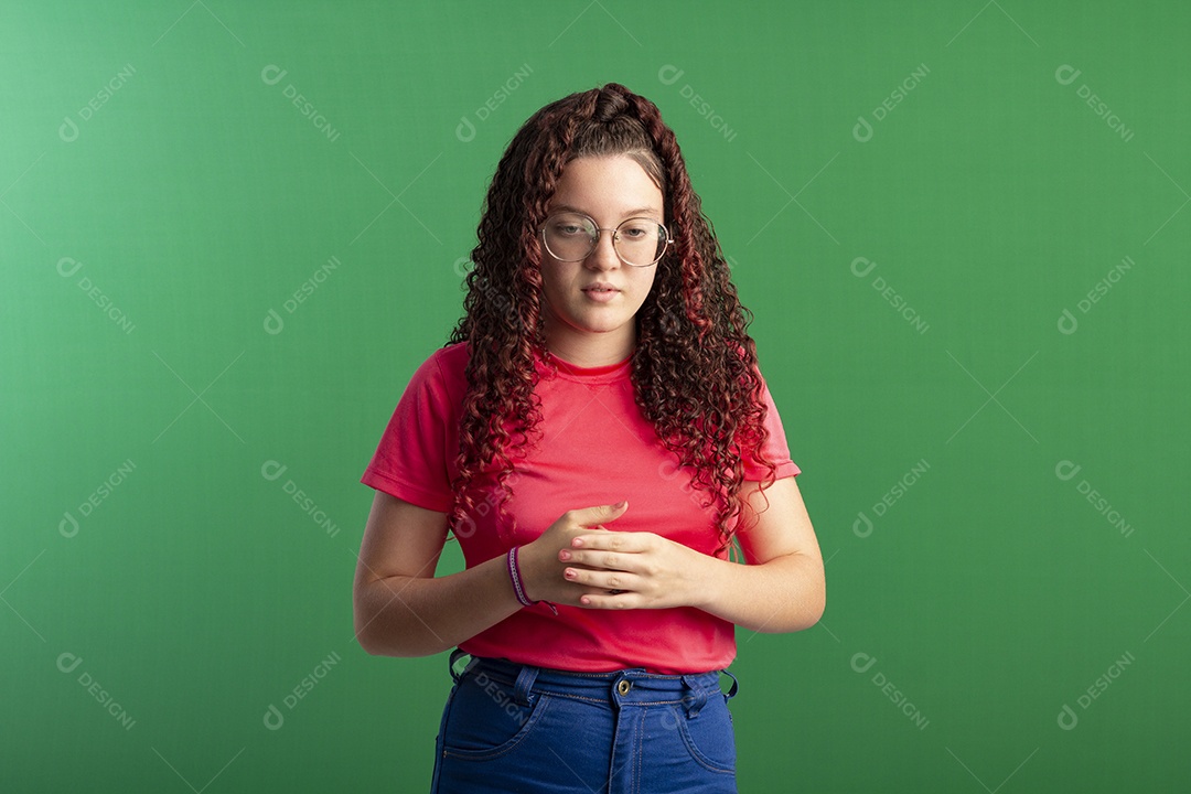 Menina olhando para baixo preocupada