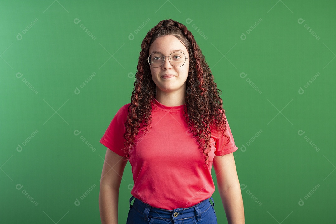 Menina olhando para o lado para alguém