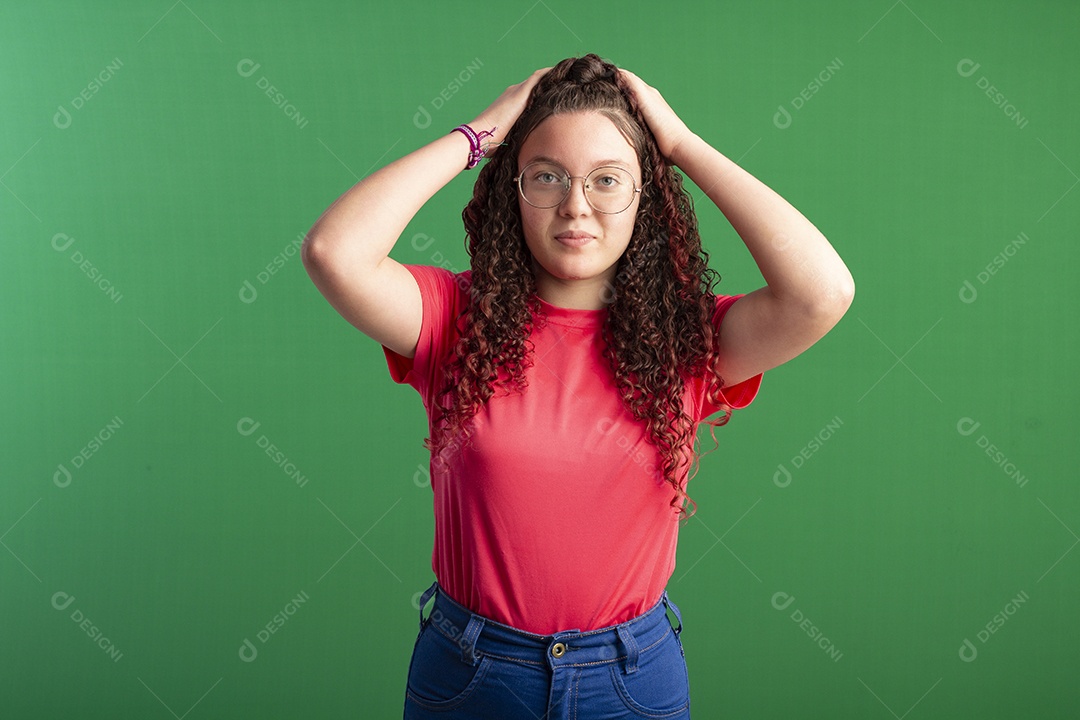 Jovem menina com mãos na cabeça preocupada