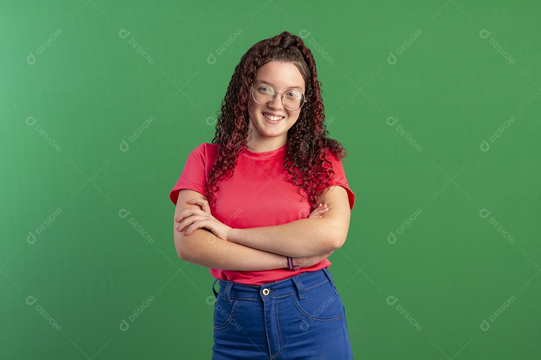 Menina linda de braços cruzados sorrindo