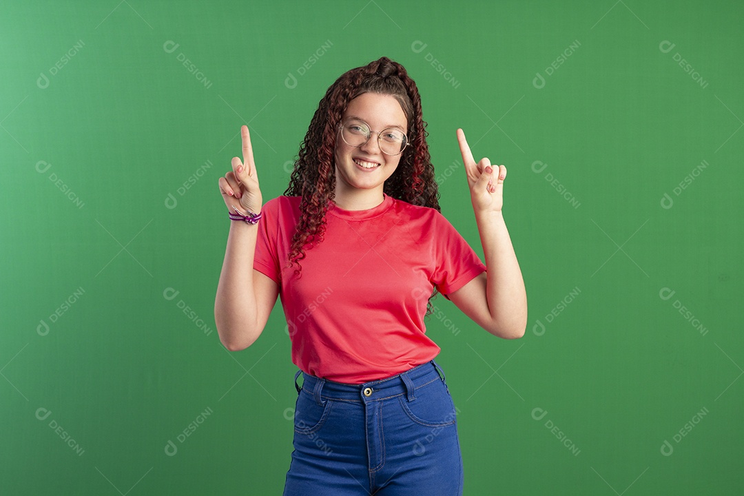 Menina cacheada bonita apontando para cima