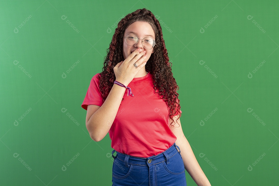 Menina com mão na boca sorrindo