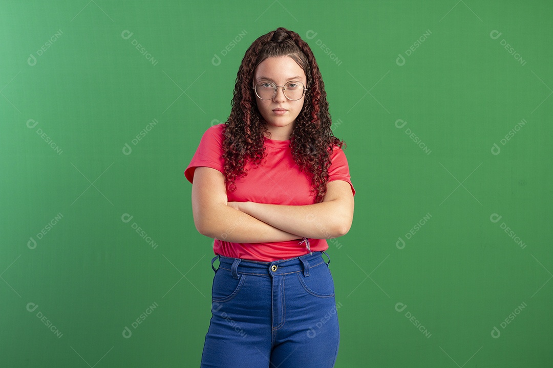 Menina com braços cruzados e cara de brava