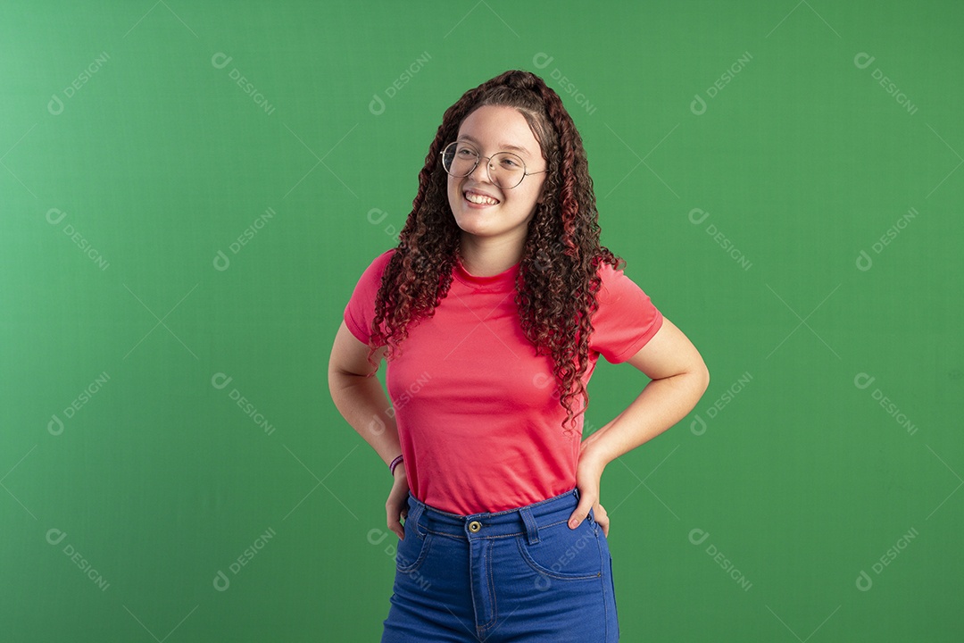 Menina cacheada com mãos na cintura sorrindo