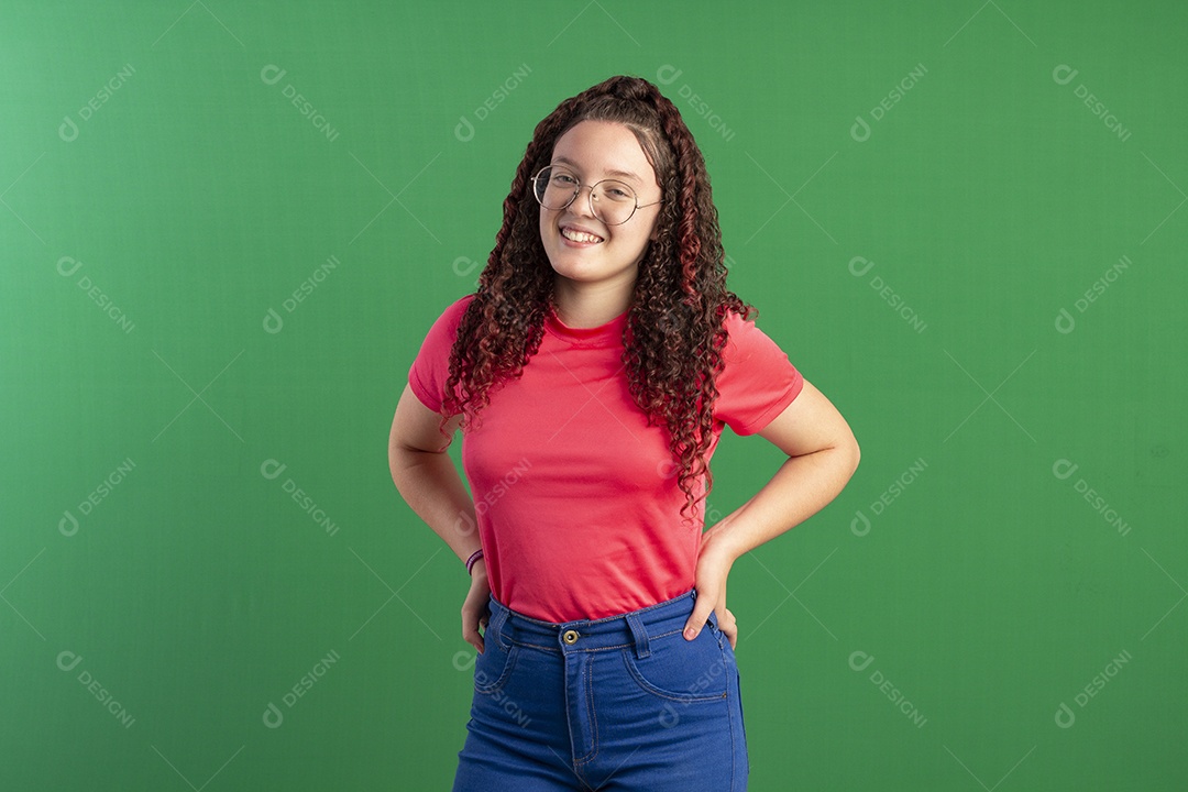 Menina cacheada com mãos na cintura