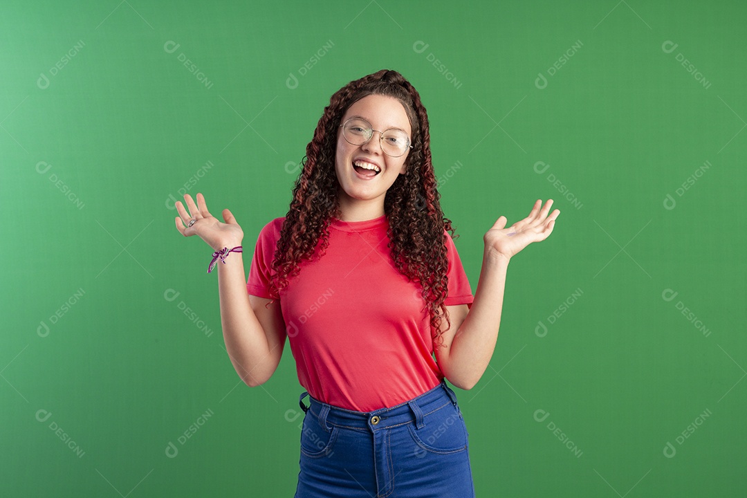 Menina cacheada bonita com mão para cima gesto de não saber algo