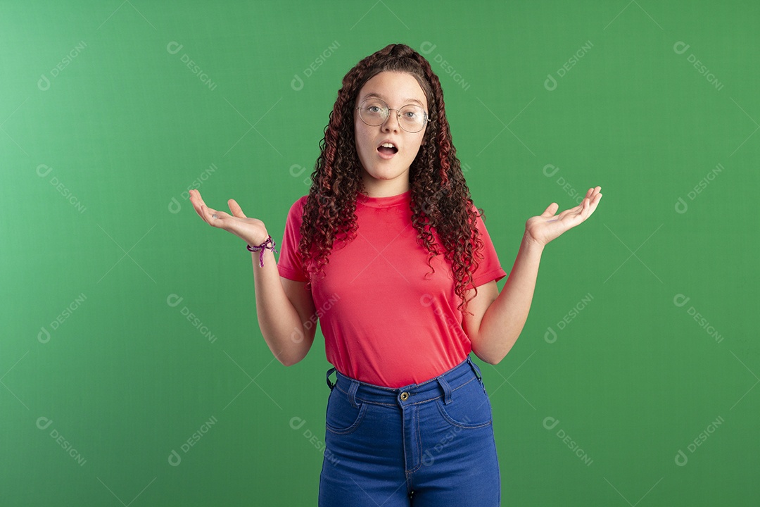 Menina cacheada bonita com mão para cima gesto de não saber algo