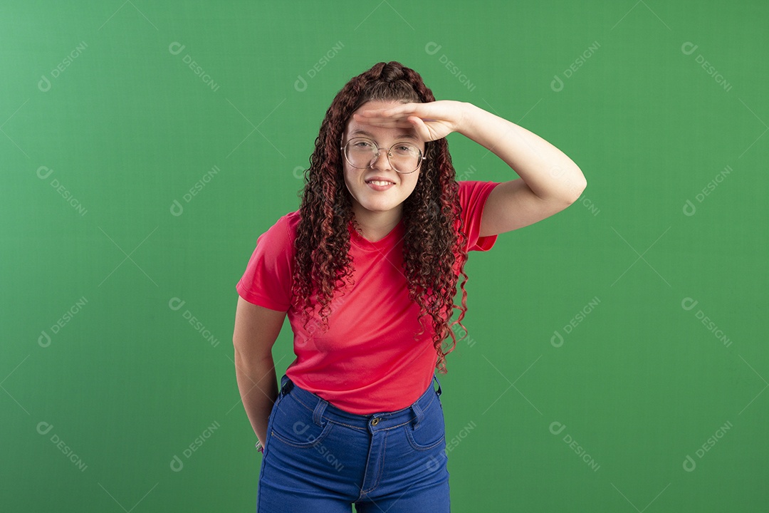 Menina cacheada bonita olhando como se estivesse procurando algo