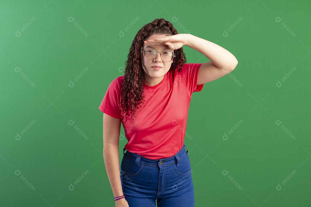 Menina cacheada bonita olhando como se estivesse procurando algo