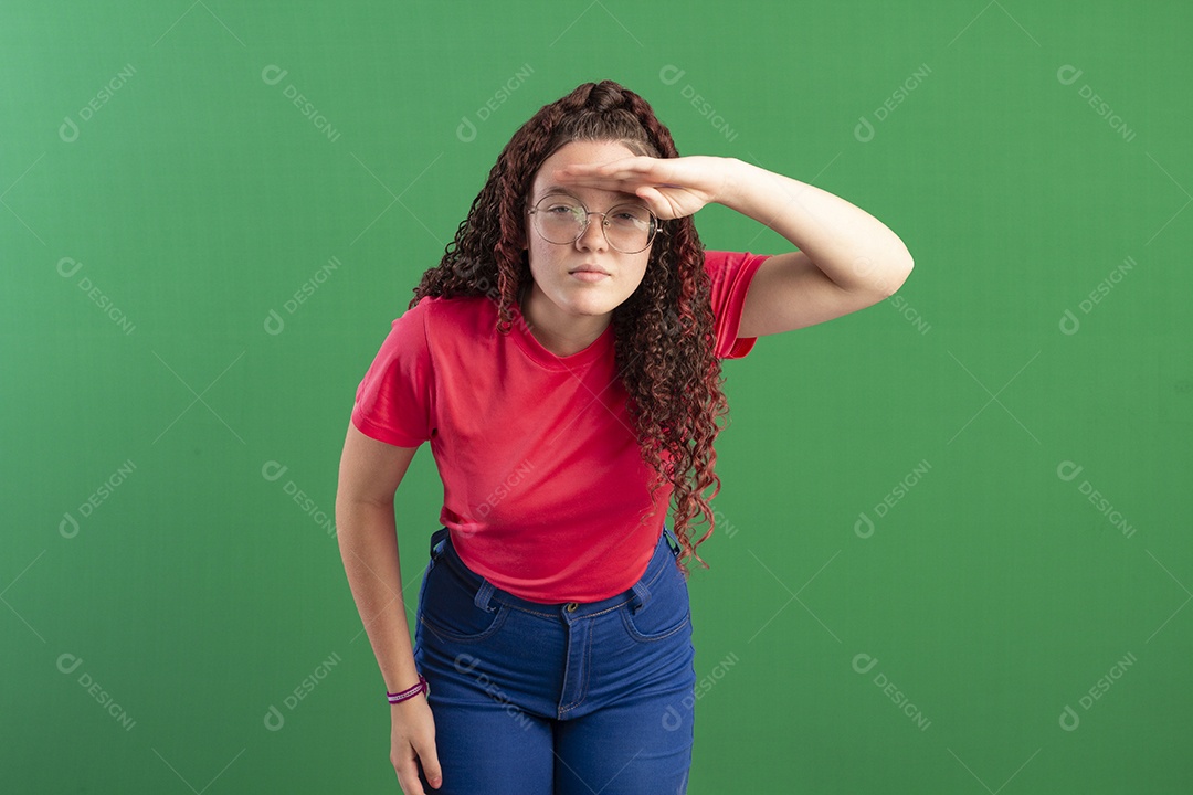 Menina cacheada bonita olhando como se estivesse procurando algo