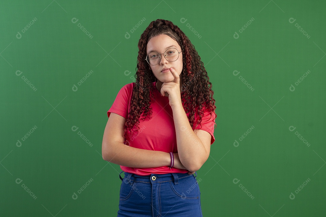 Menina cacheada com mão na boca gesto de grito