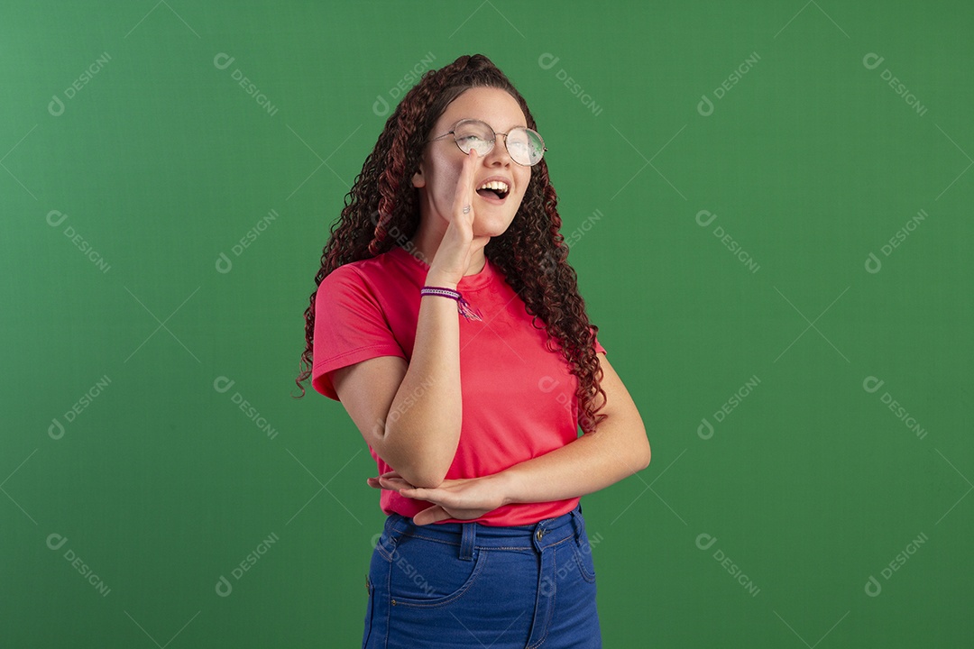 Menina cacheada com mão na boca gesto de grito