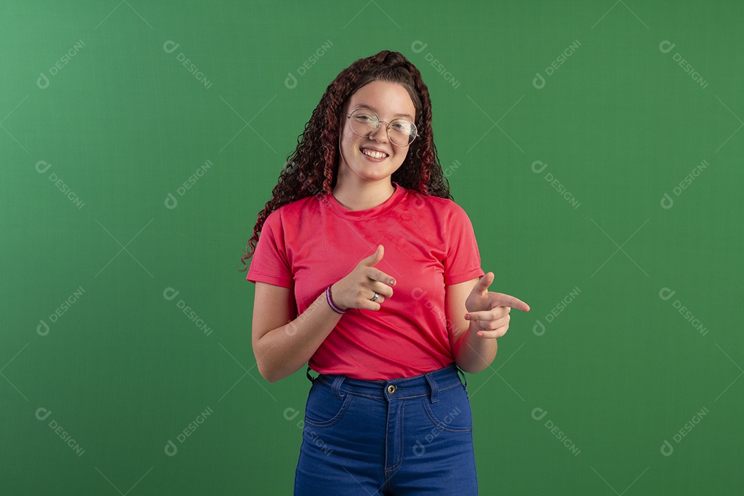 Menina feliz apontando para frente