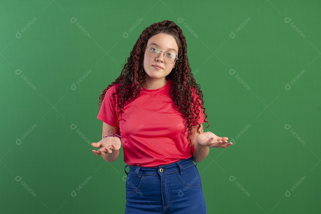 Menina com mãos para frente gesto de não saber algo