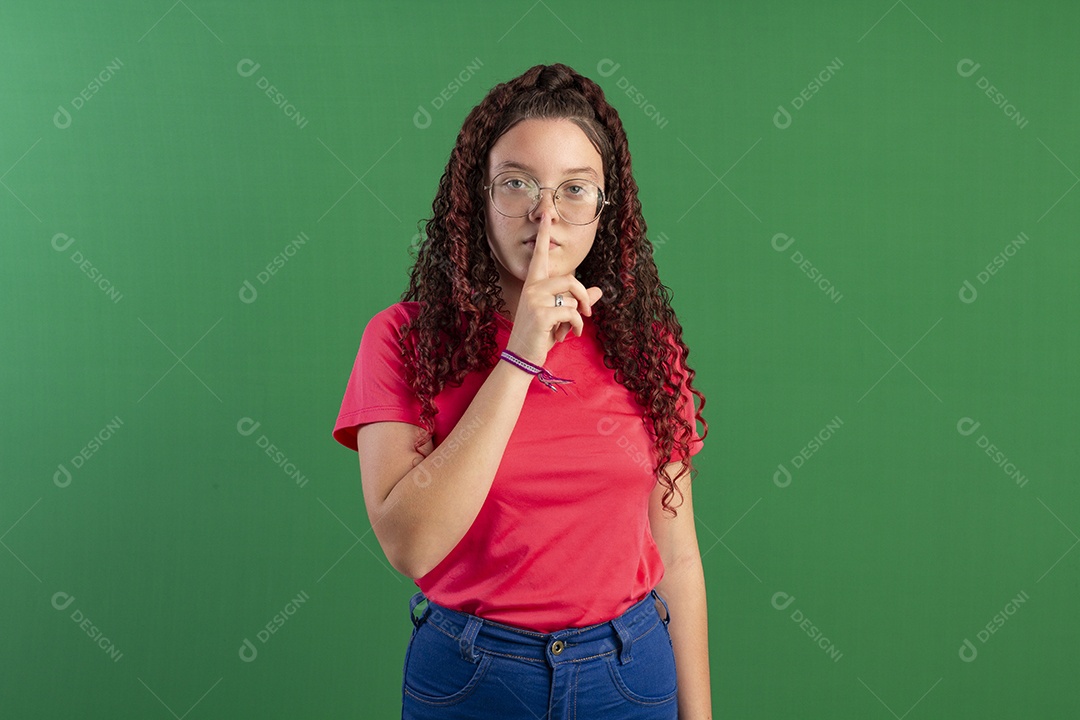 Jovem com mão na boca sinal de silêncio