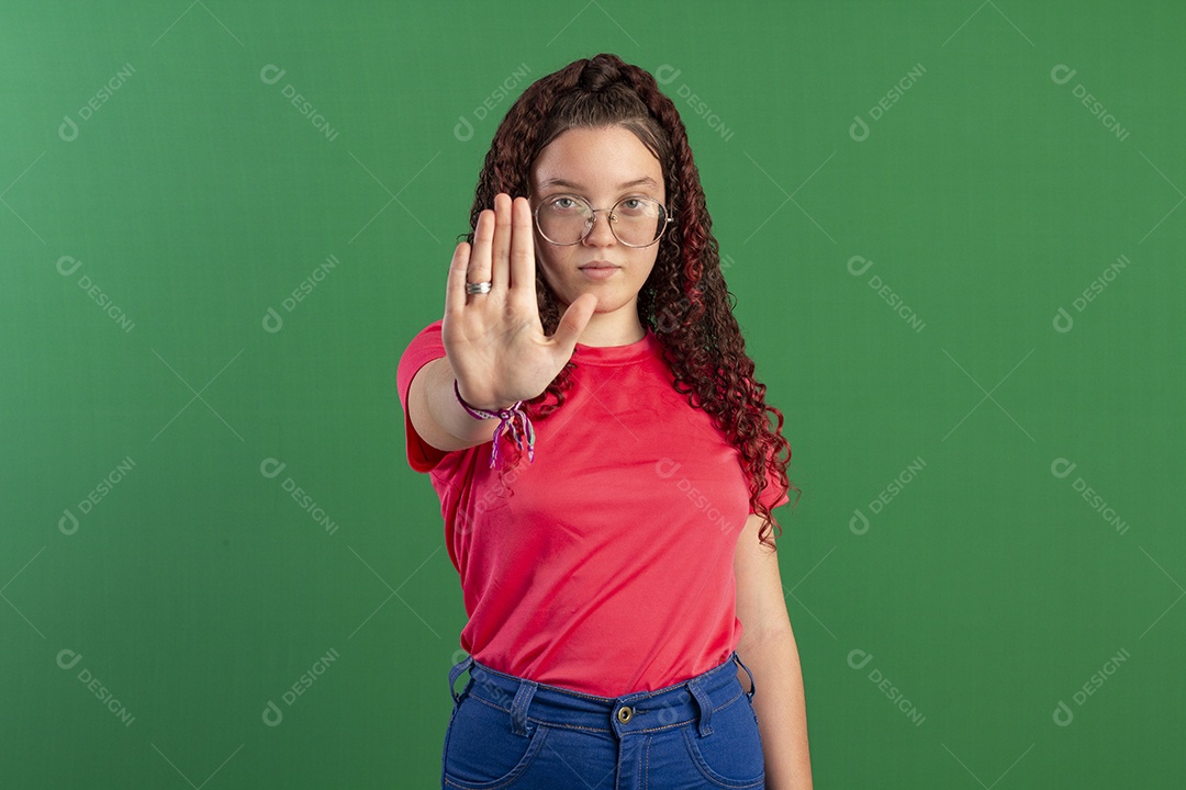 Menina com mão pra frente sinal de pare